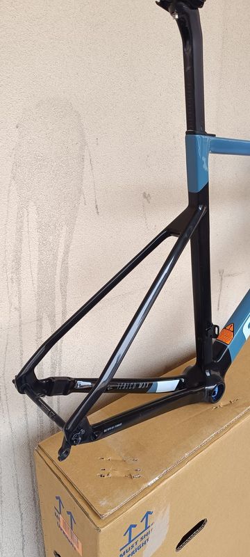 Used Focus max 9.8 Frameset 2021 Road & Gravel, Black — image 3 of 3