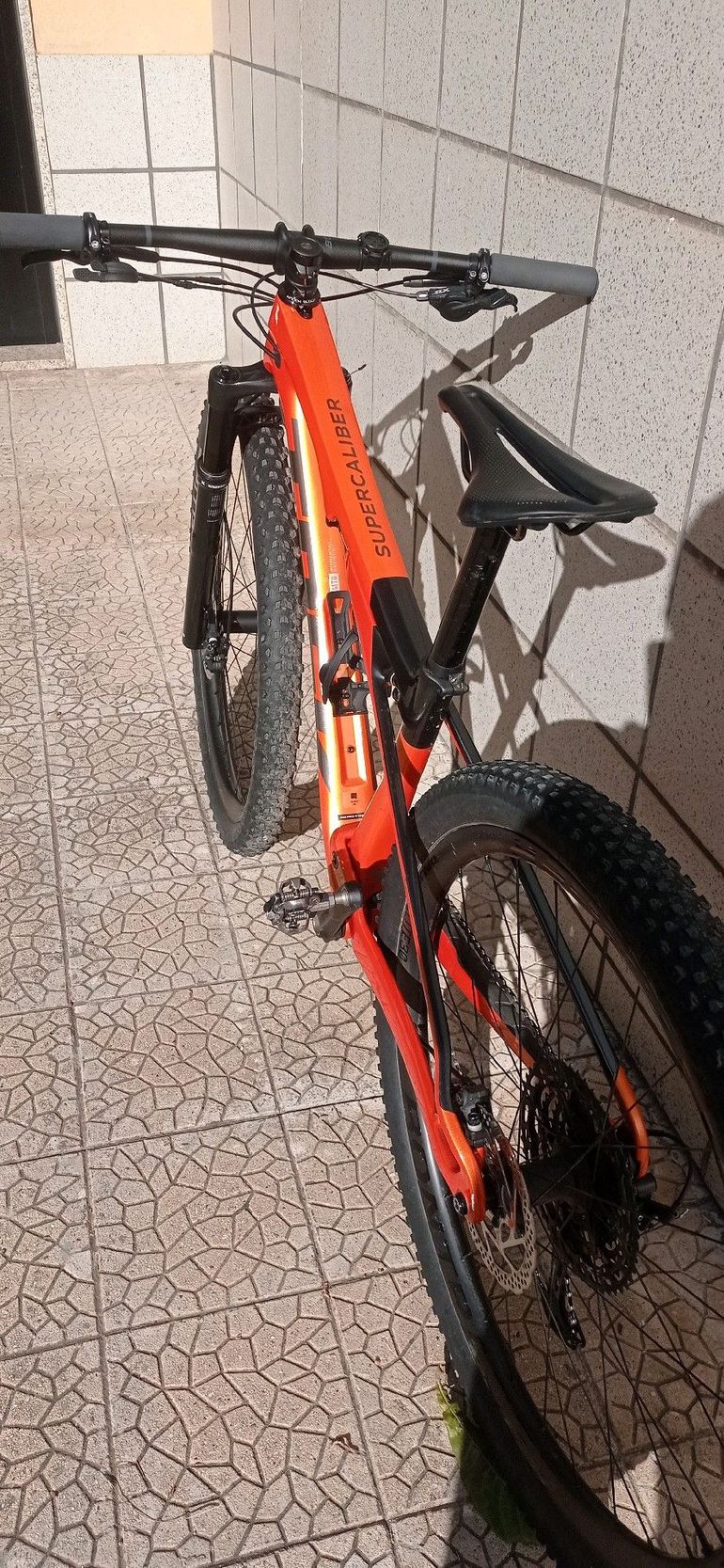 Used Trek Supercaliber 9.7 2022 2022 Mountainbike, Orange, 29 — image 3 of 9