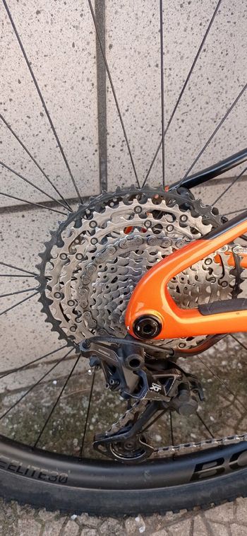 Used Trek Supercaliber 9.7 2022 2022 Mountainbike, Orange, 29 — image 4 of 9