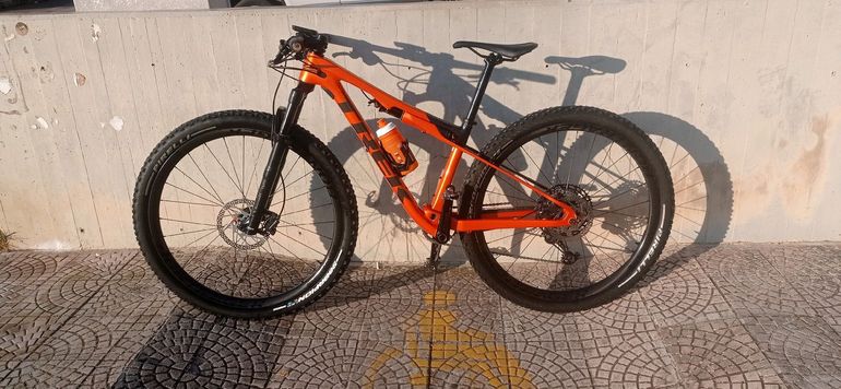 Used Trek Supercaliber 9.7 2022 2022 Mountainbike, Orange, 29 — image 2 of 9