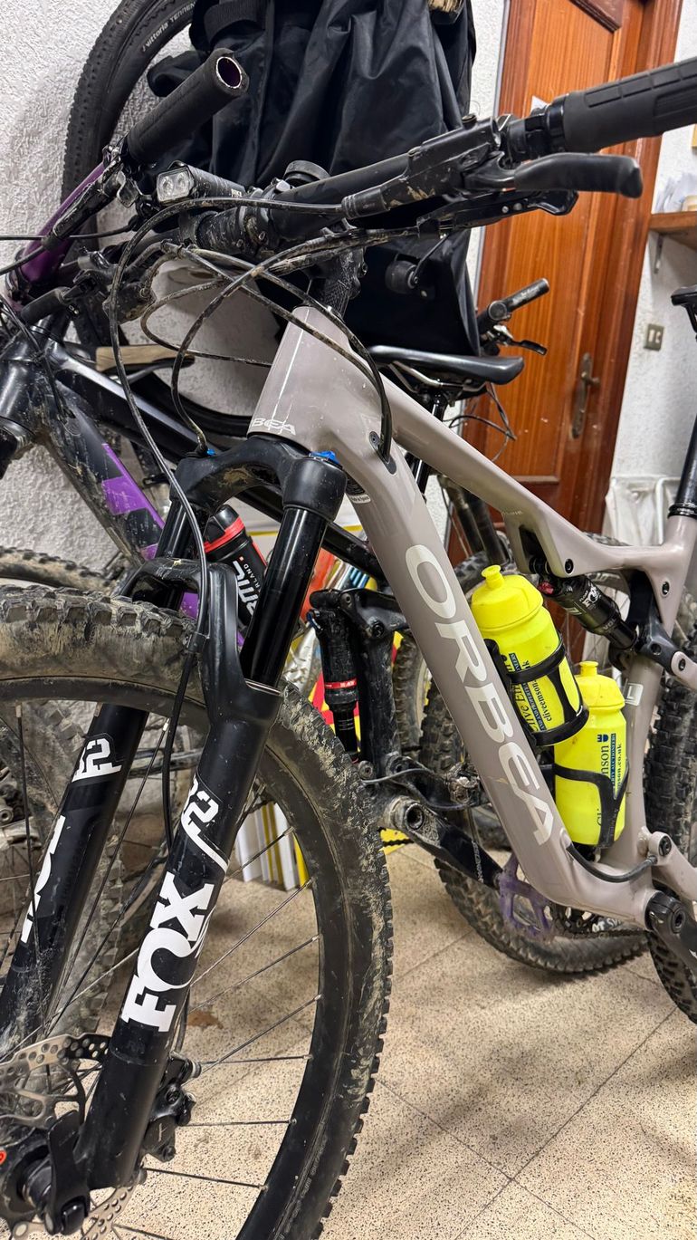 Orbea OIZ H30 2022 2022 Mountainbike usato, Grigio chiaro — immagine 3 di 4