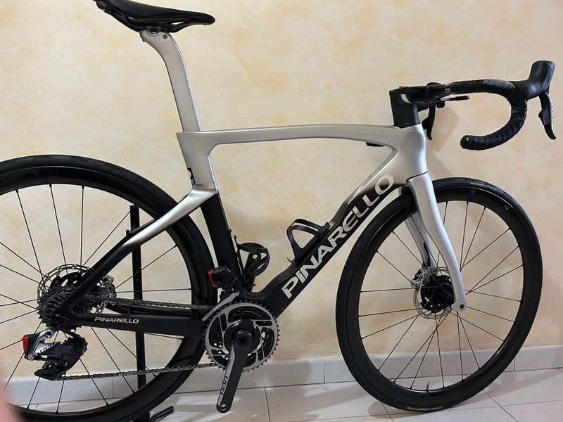 Pinarello DOGMA F RED ETAP AXS Disc 2023 2023 Road & Gravel usato