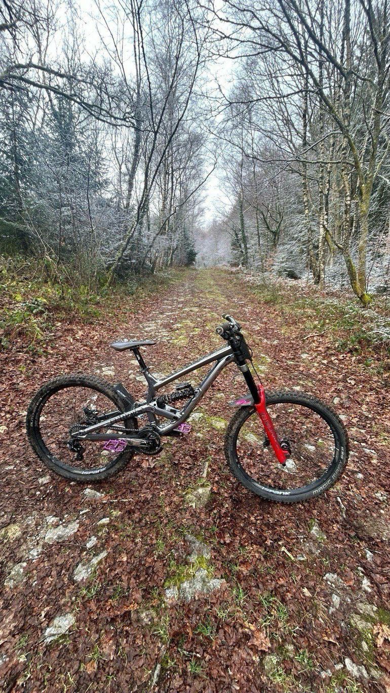 Used Commencal Furious 2020 Mountainbike, Light Gray — image 5 of 8