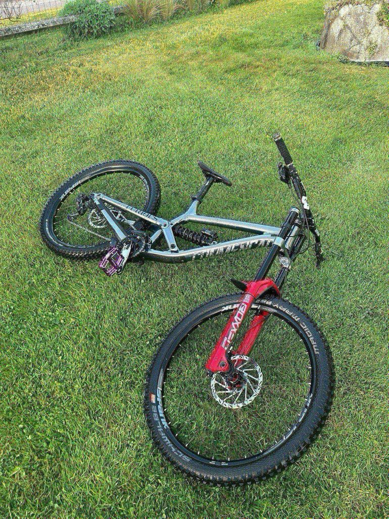 Used Commencal Furious 2020 Mountainbike, Light Gray — image 1 of 8