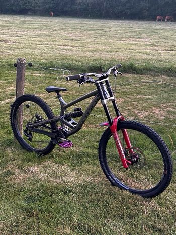 Used Commencal Furious 2020 Mountainbike, Light Gray — image 2 of 8