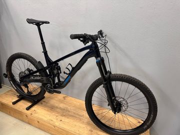 Used Trek Slash 8 Gen 6 2025 2025 Mountainbike, Blue, 27.5, 29 — image 15 of 33