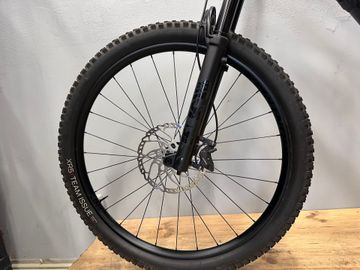 Used Trek Slash 8 Gen 6 2025 2025 Mountainbike, Blue, 27.5, 29 — image 20 of 33
