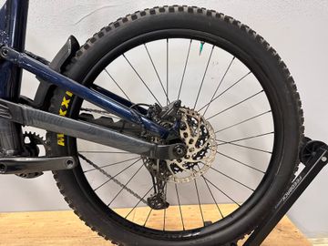 Used Trek Slash 8 Gen 6 2025 2025 Mountainbike, Blue, 27.5, 29 — image 18 of 33