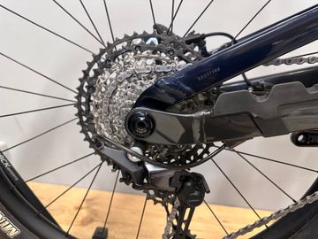 Used Trek Slash 8 Gen 6 2025 2025 Mountainbike, Blue, 27.5, 29 — image 12 of 33