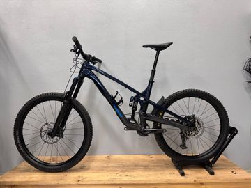 Used Trek Slash 8 Gen 6 2025 2025 Mountainbike, Blue, 27.5, 29 — image 17 of 33
