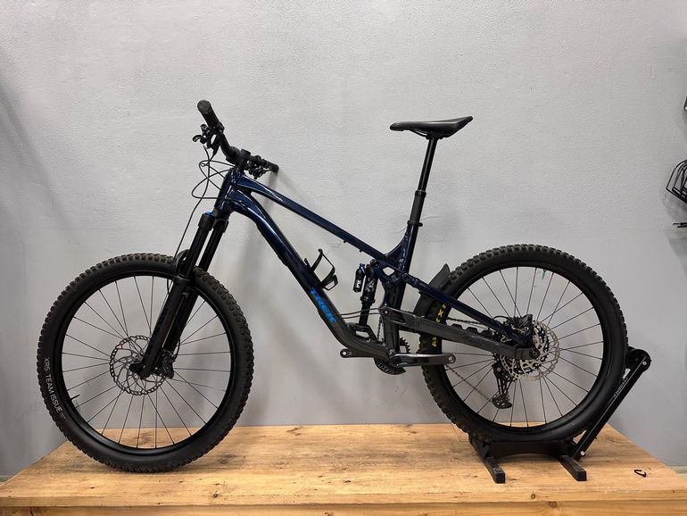 Used Trek Slash 8 Gen 6 2025 2025 Mountainbike, Blue, 27.5, 29 — image 17 of 33