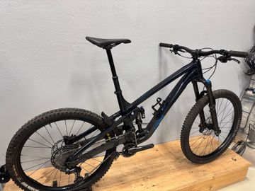 Used Trek Slash 8 Gen 6 2025 2025 Mountainbike, Blue, 27.5, 29 — image 16 of 33