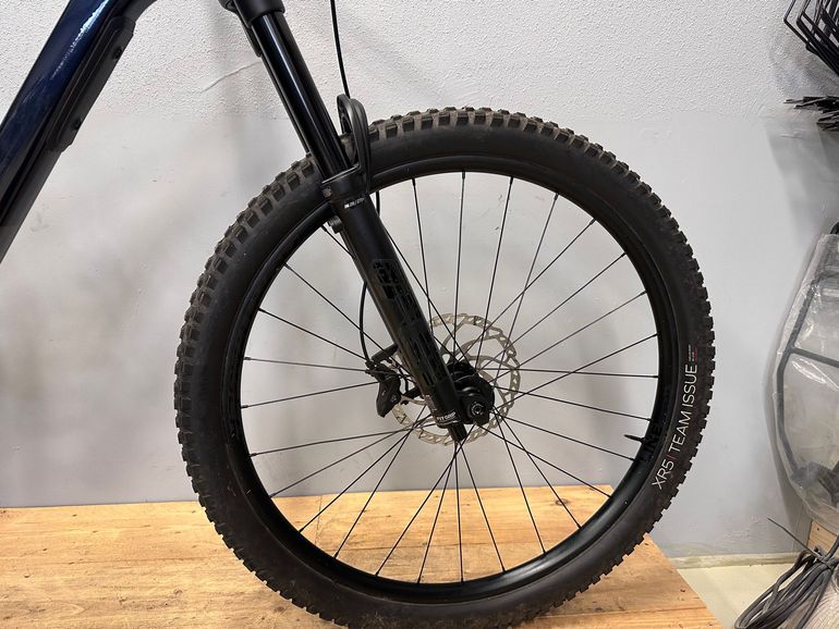 Used Trek Slash 8 Gen 6 2025 2025 Mountainbike, Blue, 27.5, 29 — image 10 of 33