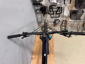 Used Trek Slash 8 Gen 6 2025 2025 Mountainbike, Blue, 27.5, 29 — image 13 of 33