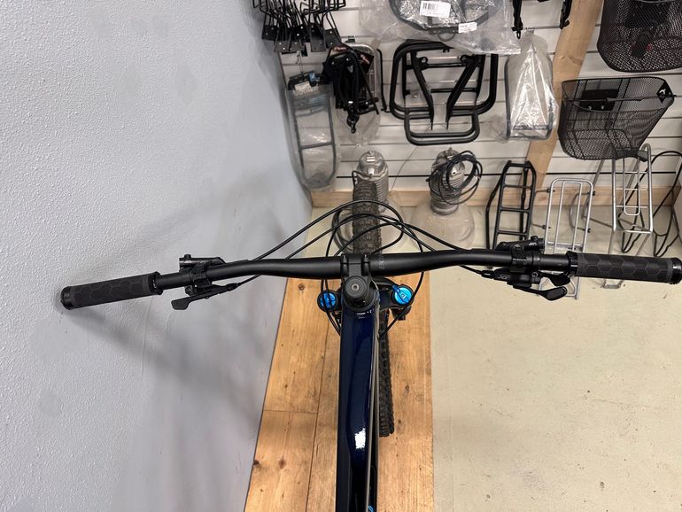 Used Trek Slash 8 Gen 6 2025 2025 Mountainbike, Blue, 27.5, 29 — image 13 of 33