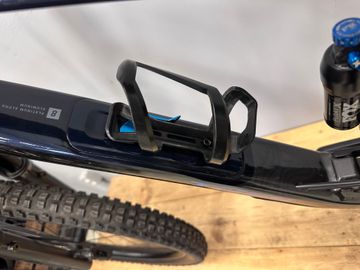 Used Trek Slash 8 Gen 6 2025 2025 Mountainbike, Blue, 27.5, 29 — image 21 of 33
