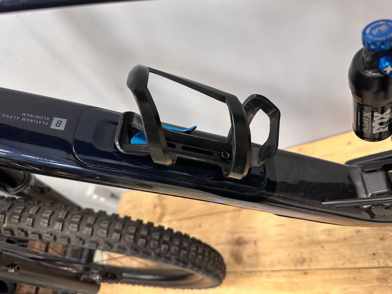 Used Trek Slash 8 Gen 6 2025 2025 Mountainbike, Blue, 27.5, 29 — image 21 of 33