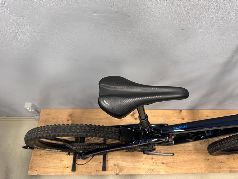 Used Trek Slash 8 Gen 6 2025 2025 Mountainbike, Blue, 27.5, 29 — image 14 of 33