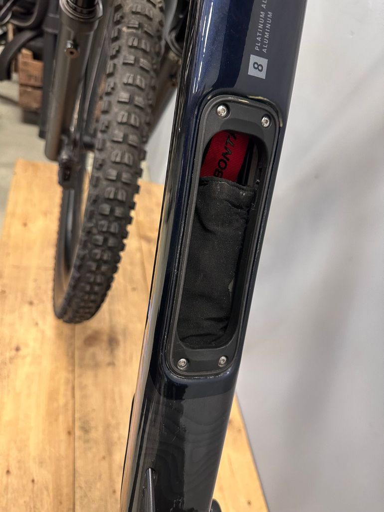 Used Trek Slash 8 Gen 6 2025 2025 Mountainbike, Blue, 27.5, 29 — image 22 of 33