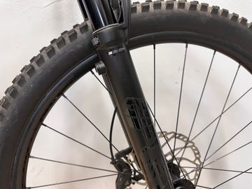 Used Trek Slash 8 Gen 6 2025 2025 Mountainbike, Blue, 27.5, 29 — image 11 of 33