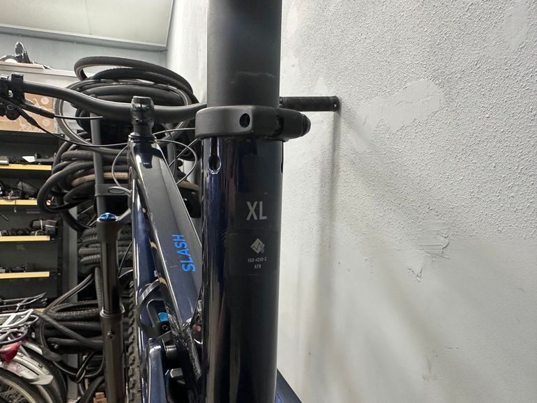 Used Trek Slash 8 Gen 6 2025 2025 Mountainbike, Blue, 27.5, 29 — image 24 of 33
