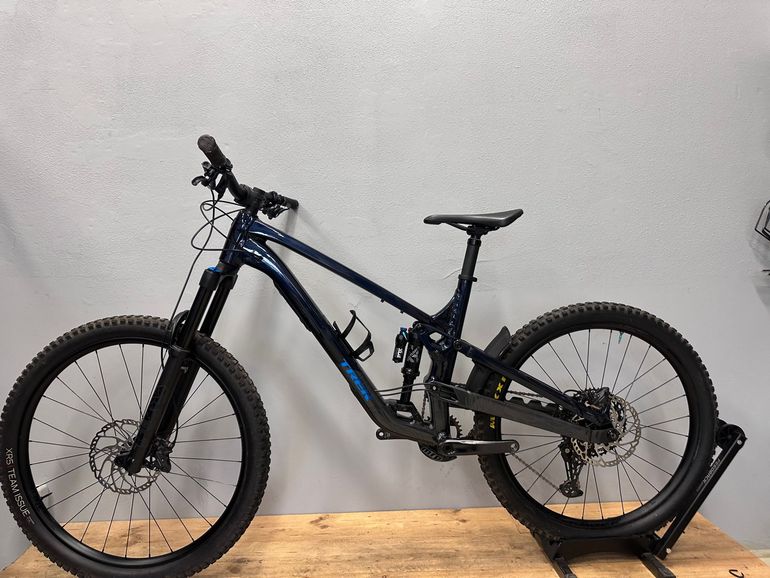 Used Trek Slash 8 Gen 6 2025 2025 Mountainbike, Blue, 27.5, 29 — image 32 of 33