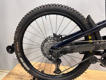 Used Trek Slash 8 Gen 6 2025 2025 Mountainbike, Blue, 27.5, 29 — image 3 of 33
