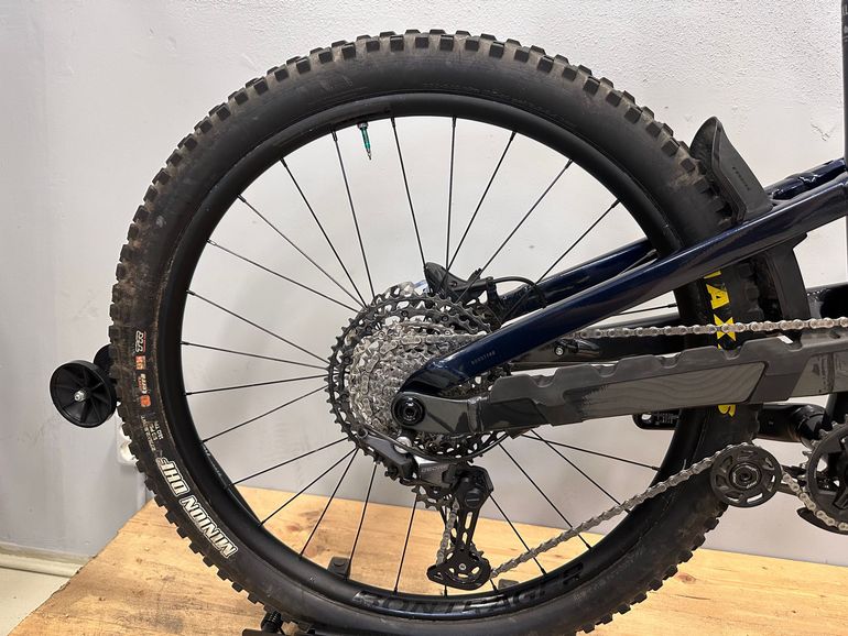 Used Trek Slash 8 Gen 6 2025 2025 Mountainbike, Blue, 27.5, 29 — image 8 of 33