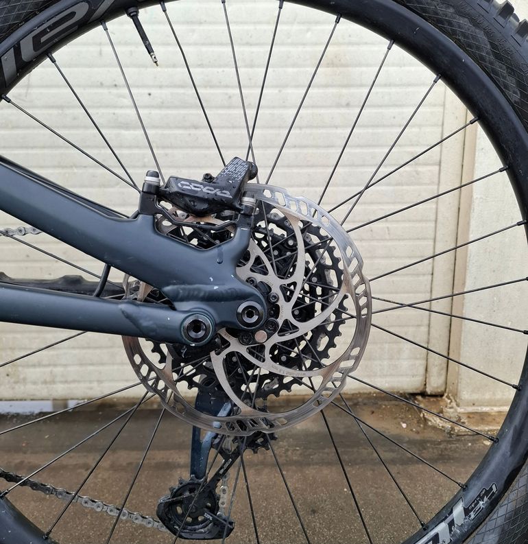 Używany Specialized Turbo Kenevo Comp 2022 2022 Mountainbike — zdjęcie 4 z 7