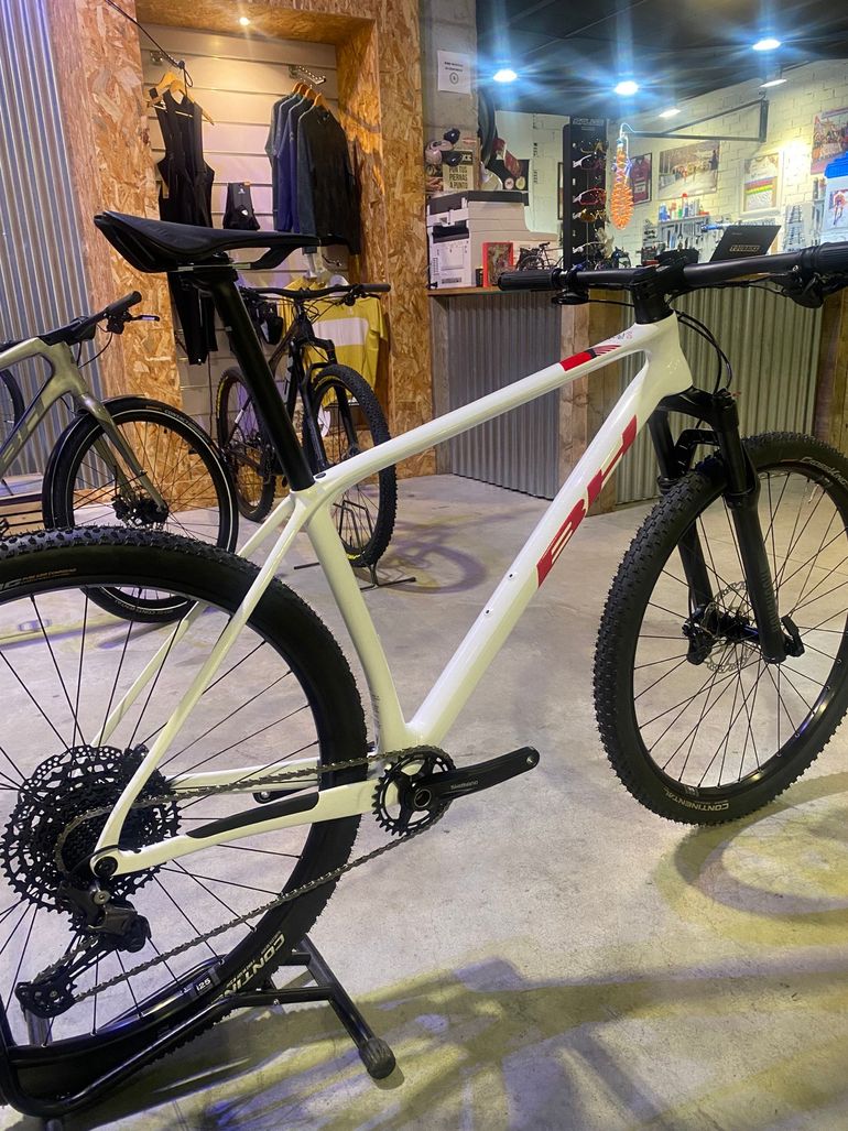 Used BH Ultimate Evo Shimano Deore 2024 Mountainbike, White — image 12 of 12