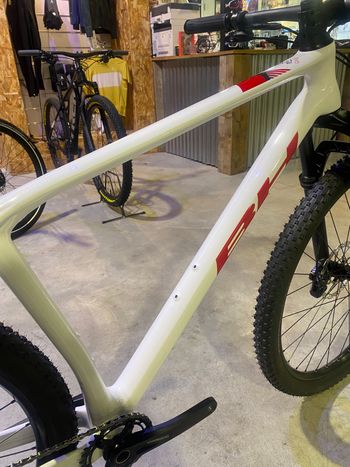 Used BH Ultimate Evo Shimano Deore 2024 Mountainbike, White — image 2 of 12