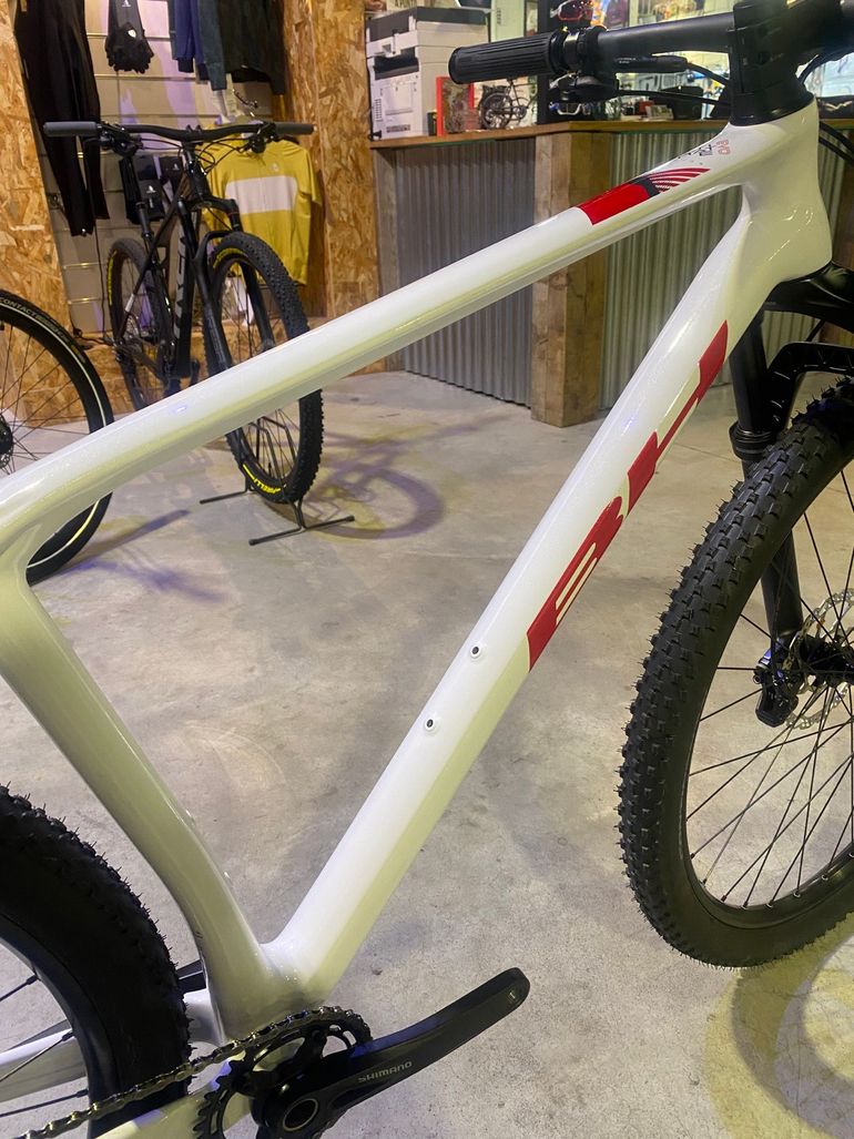 Used BH Ultimate Evo Shimano Deore 2024 Mountainbike, White — image 2 of 12