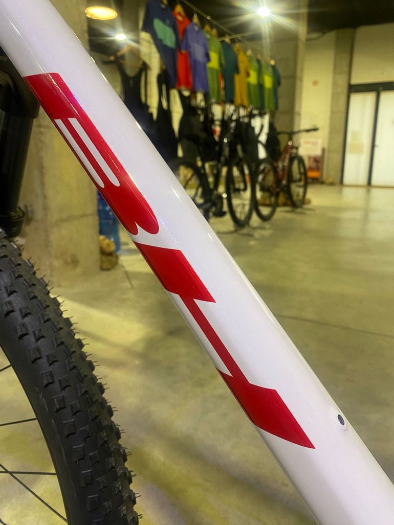 Used BH Ultimate Evo Shimano Deore 2024 Mountainbike, White — image 9 of 12