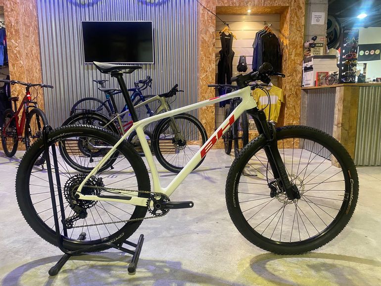 Used BH Ultimate Evo Shimano Deore 2024 Mountainbike, White — image 1 of 12