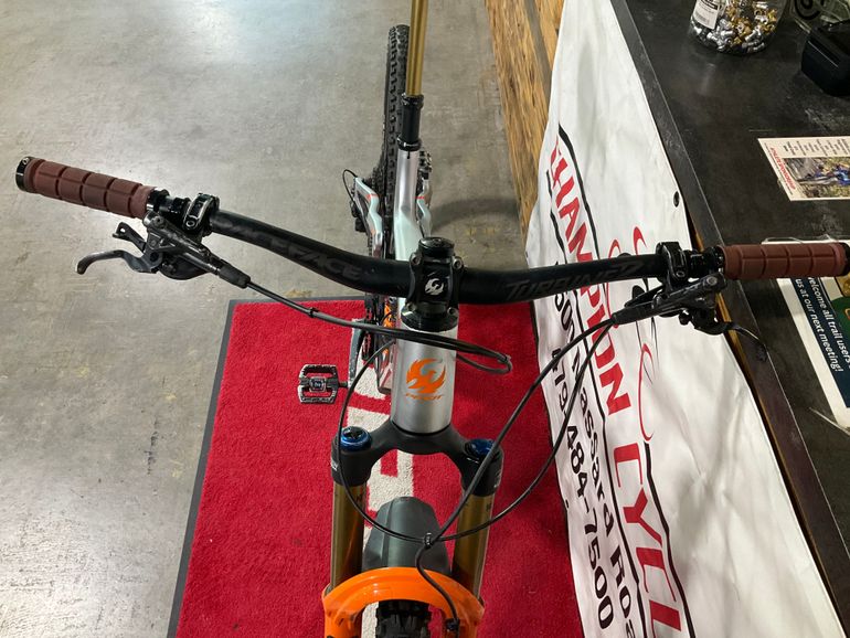 Used Pivot Firebird 29 Team XTR 2022 2022 Mountainbike, Light Gray, 29 — image 3 of 5