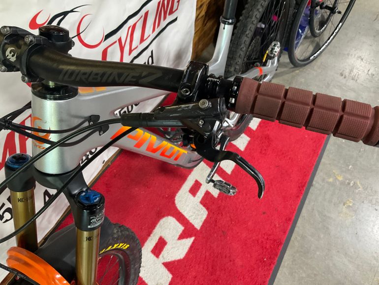 Used Pivot Firebird 29 Team XTR 2022 2022 Mountainbike, Light Gray, 29 — image 4 of 5