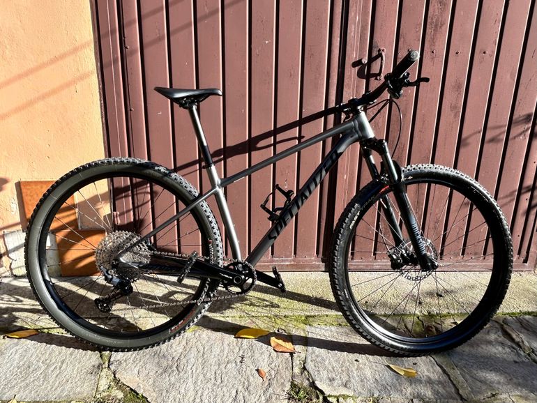 Used Specialized Chisel 2022 2022 Mountainbike, Light Gray, 29 — image 2 of 13