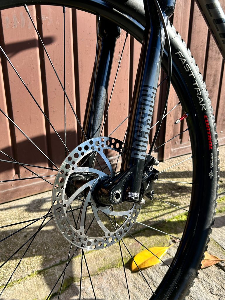 Used Specialized Chisel 2022 2022 Mountainbike, Light Gray, 29 — image 5 of 13