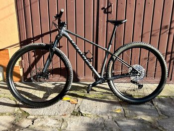 Used Specialized Chisel 2022 2022 Mountainbike, Light Gray, 29 — image 1 of 13