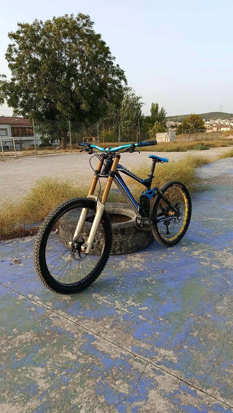 Used Mondraker Summum Shimano Saint 2025 Mountainbike, Blue — image 2 of 10