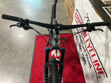 Used Pivot - Trail 2023 Mountainbike, Light Gray — image 3 of 4