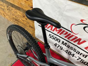 Used Pivot - Trail 2023 Mountainbike, Light Gray — image 4 of 4