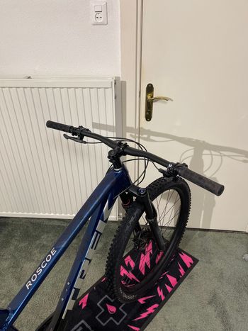 Used Trek Roscoe 8 2023 2023 Mountainbike, Blue, 27.5, 29 — image 5 of 16