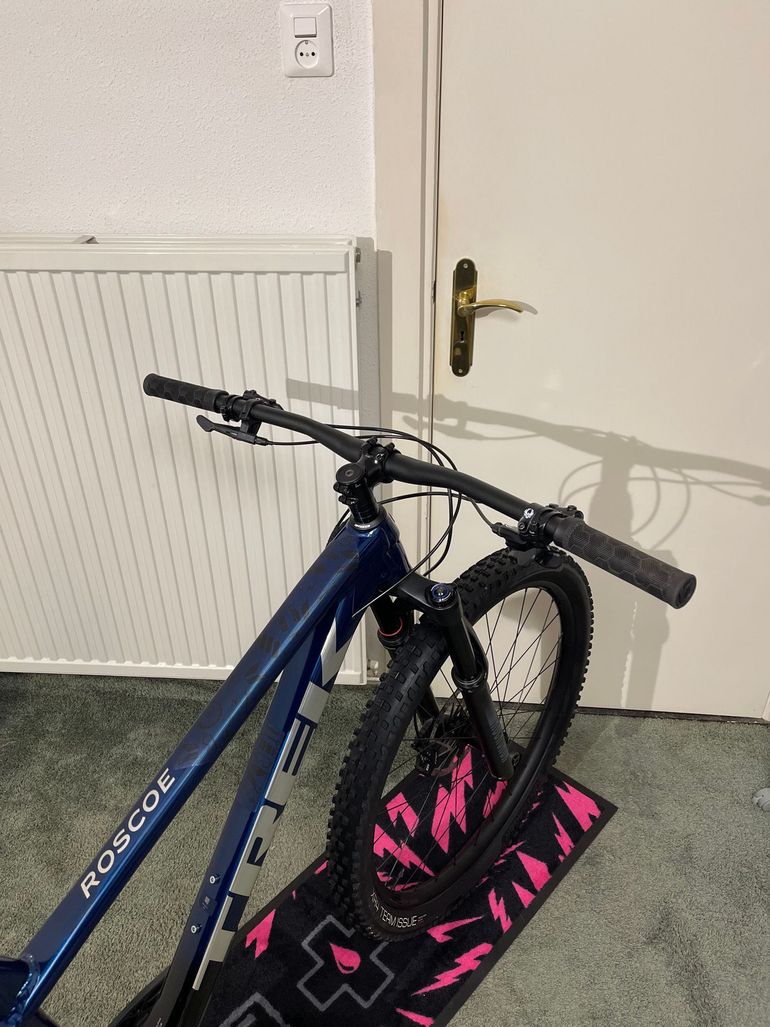 Used Trek Roscoe 8 2023 2023 Mountainbike, Blue, 27.5, 29 — image 5 of 16