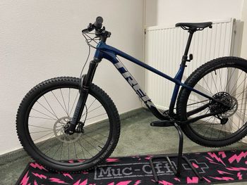 Used Trek Roscoe 8 2023 2023 Mountainbike, Blue, 27.5, 29 — image 10 of 16