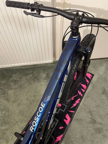 Used Trek Roscoe 8 2023 2023 Mountainbike, Blue, 27.5, 29 — image 9 of 16