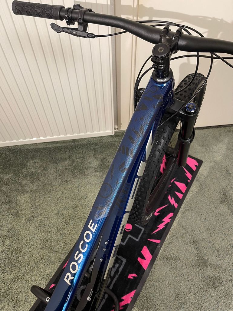 Used Trek Roscoe 8 2023 2023 Mountainbike, Blue, 27.5, 29 — image 9 of 16