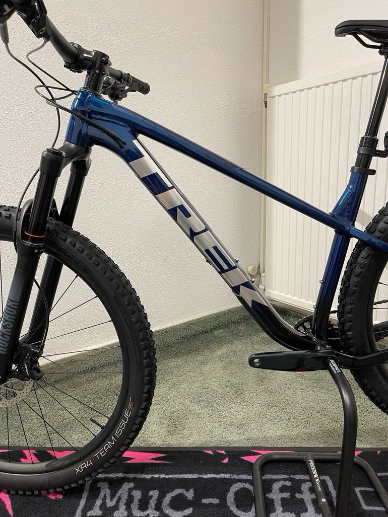 Used Trek Roscoe 8 2023 2023 Mountainbike, Blue, 27.5, 29 — image 12 of 16