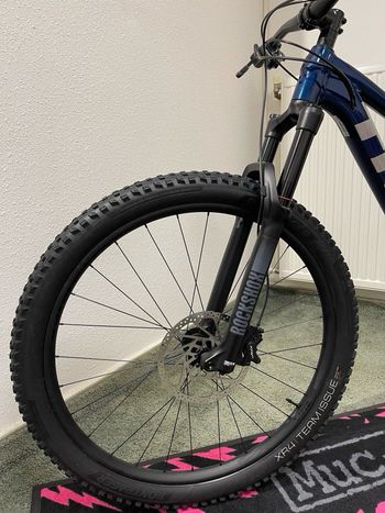 Used Trek Roscoe 8 2023 2023 Mountainbike, Blue, 27.5, 29 — image 11 of 16