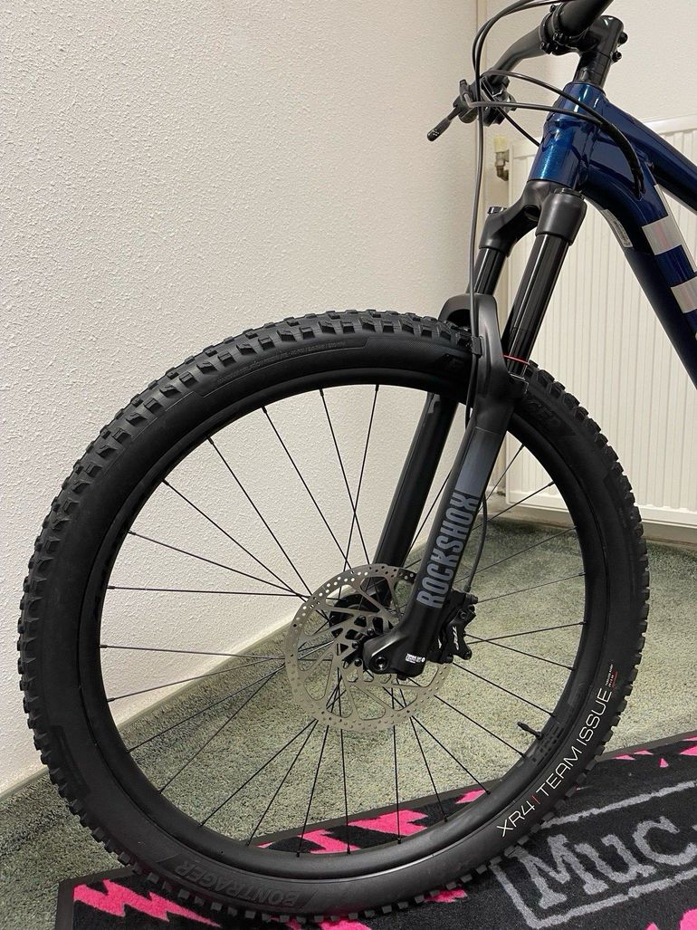 Used Trek Roscoe 8 2023 2023 Mountainbike, Blue, 27.5, 29 — image 11 of 16